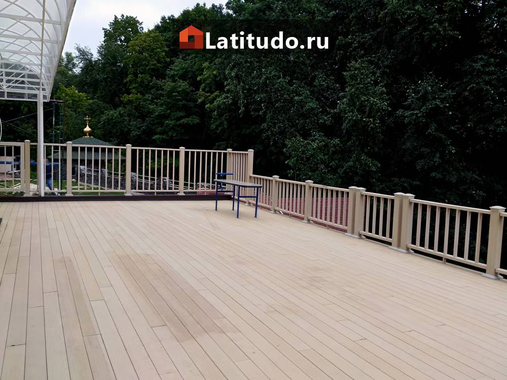 Большая терраса ДПК из светлой доски
