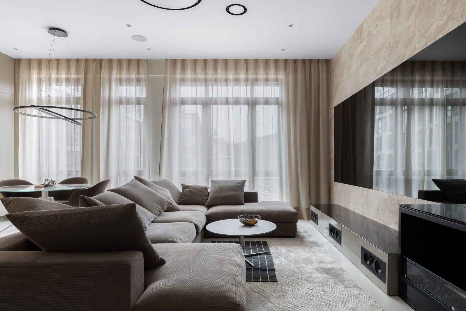 Домашний кинотеатр в гостиной