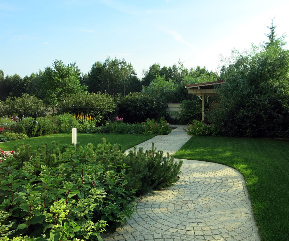 Сад с геометричным водоемом