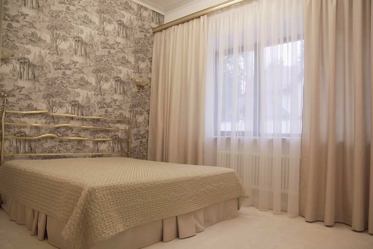 Обложка проекта: Шторы светло бежевые для спальни в загородном доме.