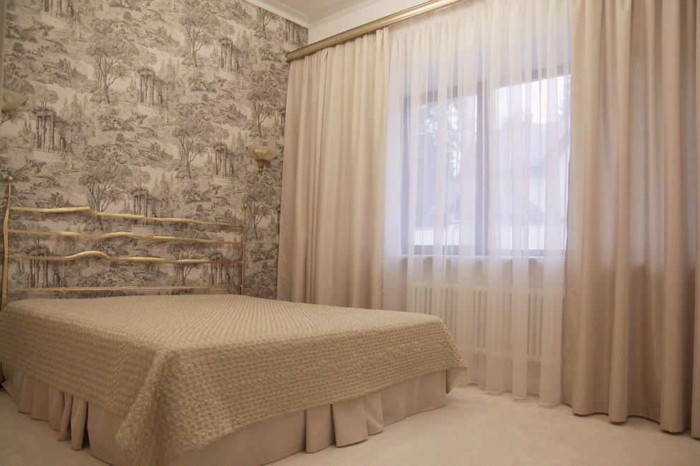 Шторы светло бежевые для спальни в загородном доме.