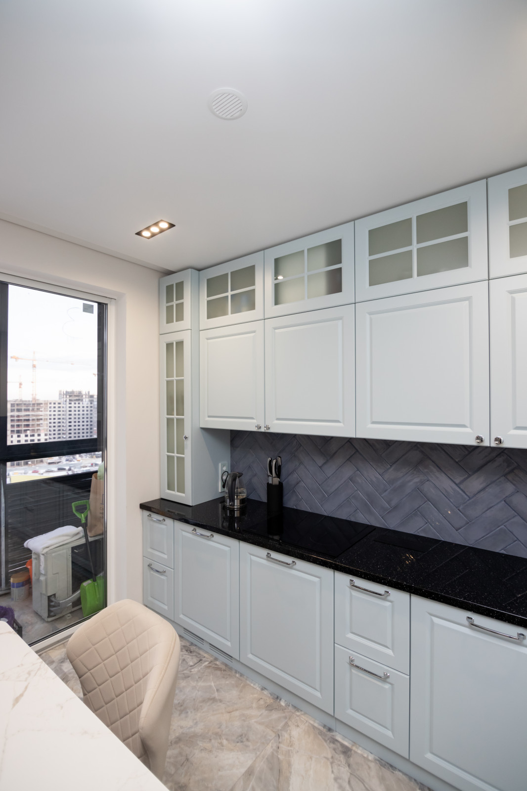 Кухня в серо-голубом цвете с барной стойкой