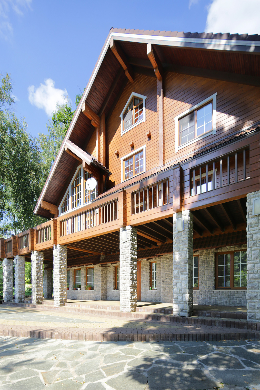Дом из клееного бруса с цокольным этажом и американской террасой