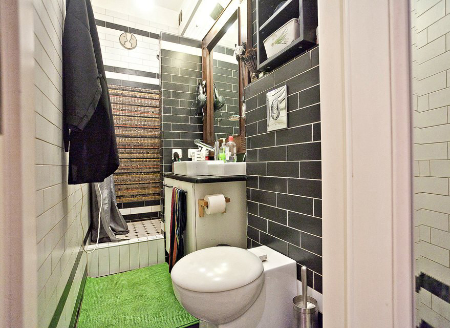 Двухъярусная квартира с кирпичной кладкой, антикварными деталями и секретным бал