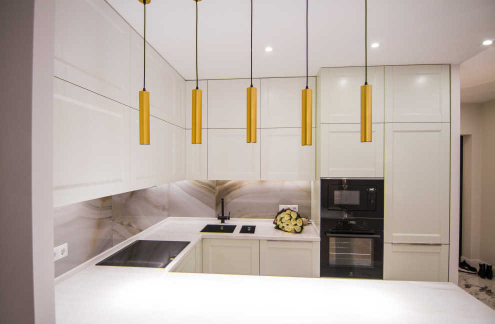 Минималистичная белая кухня с барной стойкой