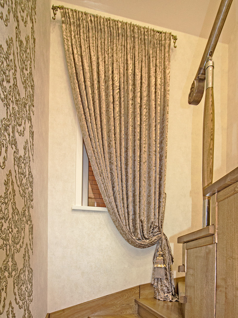 Бархатные шторы на лестницу