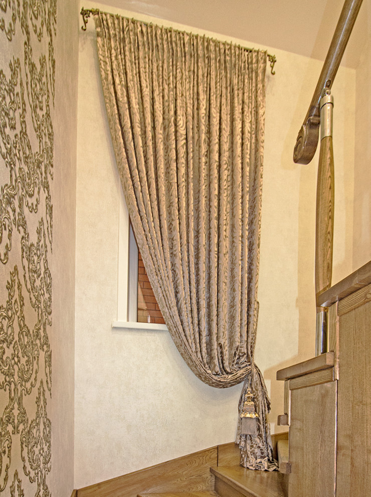 Бархатные шторы на лестницу