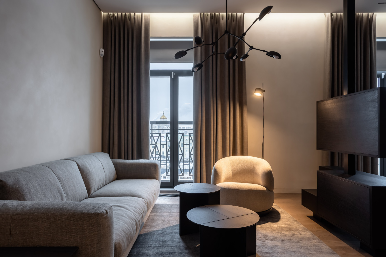 Черно-белая студия с парижским акцентом