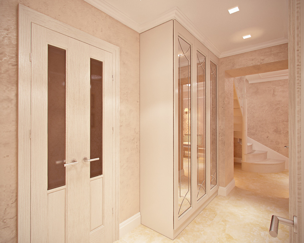 Холл с лестницей в загородном доме, п. Авиатор