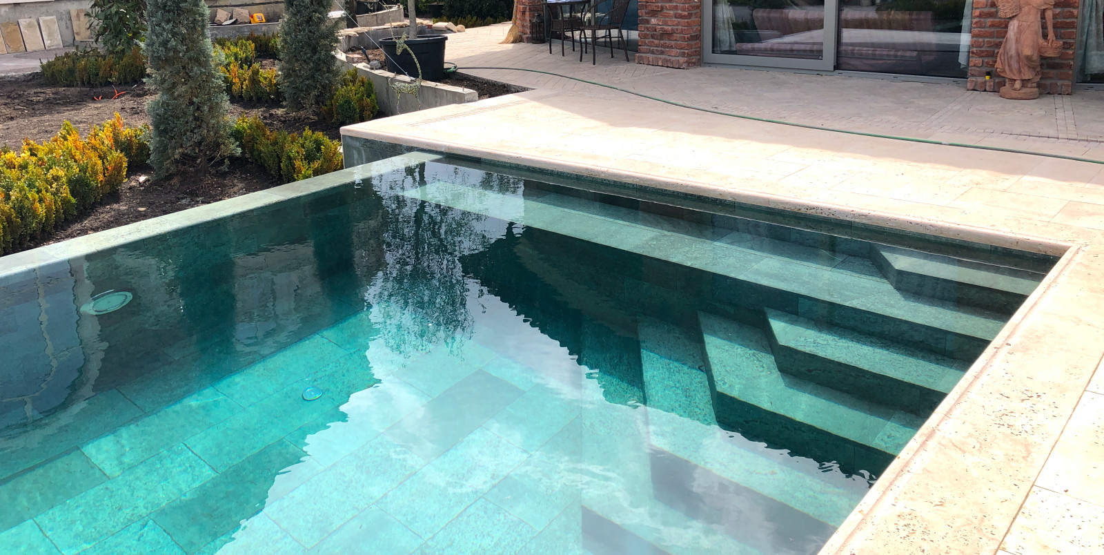 Инфинити бассейн во дворе