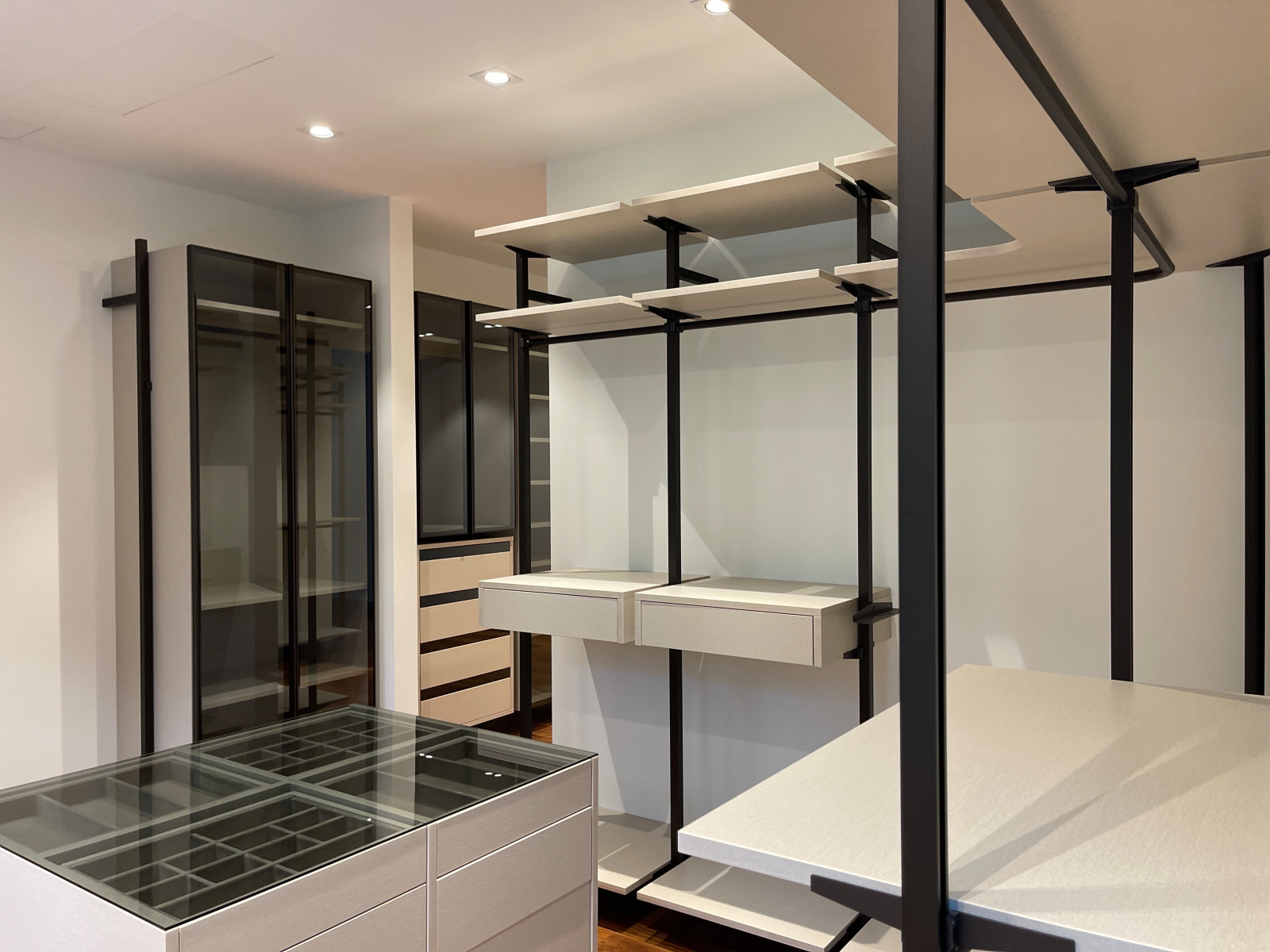 Распашной шкаф с системой RPE raumplus и Гардеробная система UNO raumplus