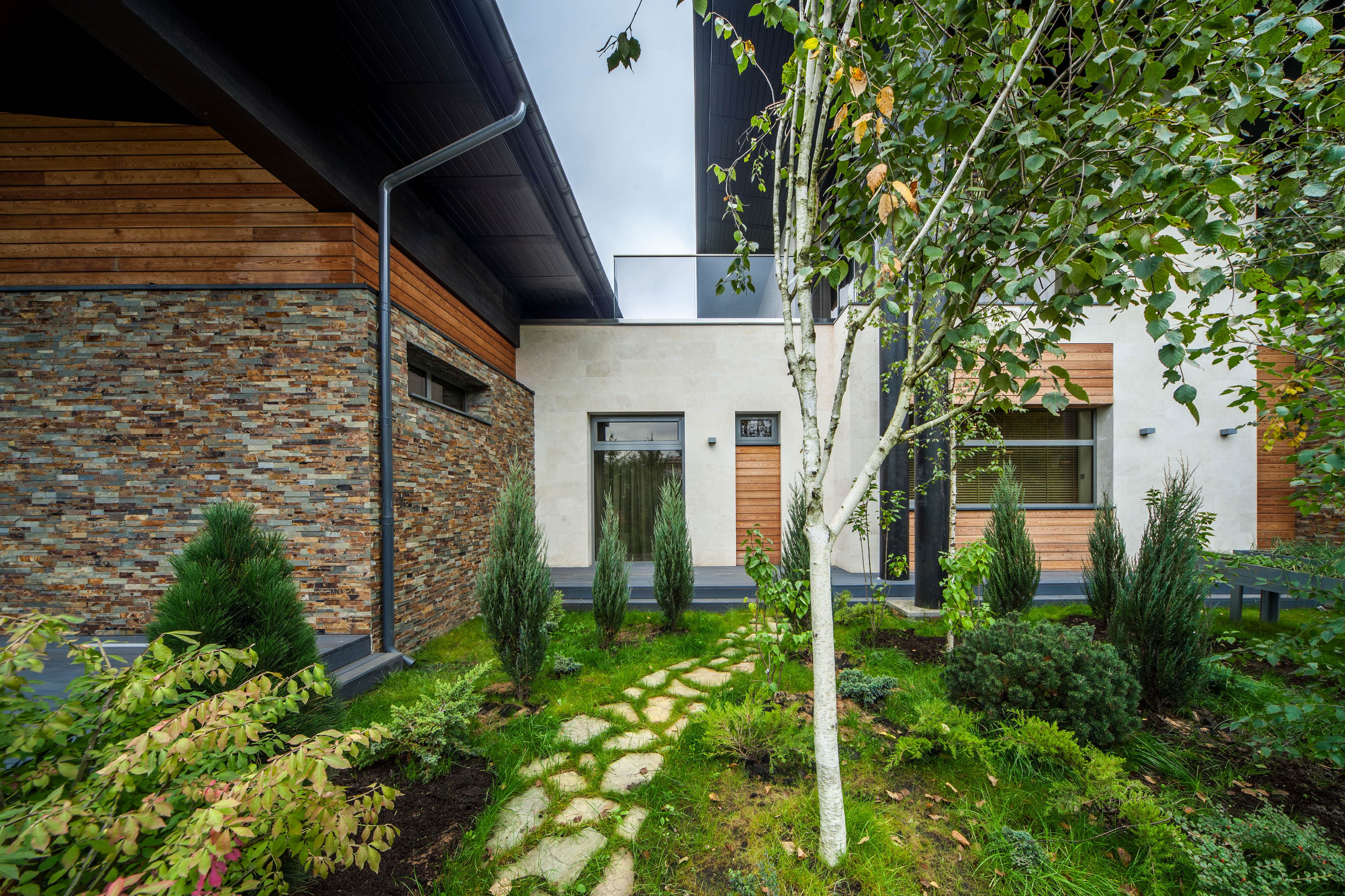 Современный загородный дом "Wing house"