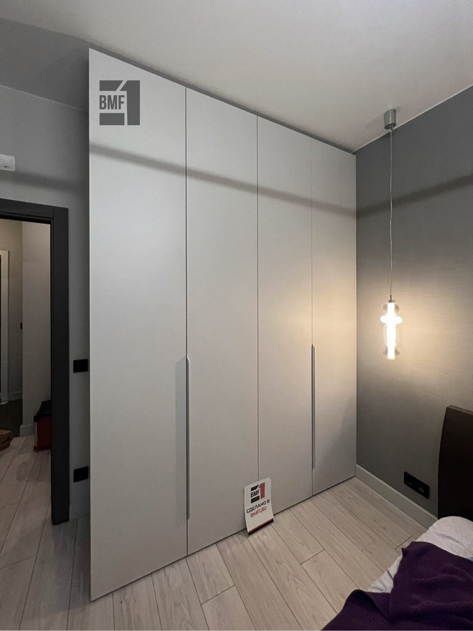 Прямой шкаф для спальни в стиле минимализм