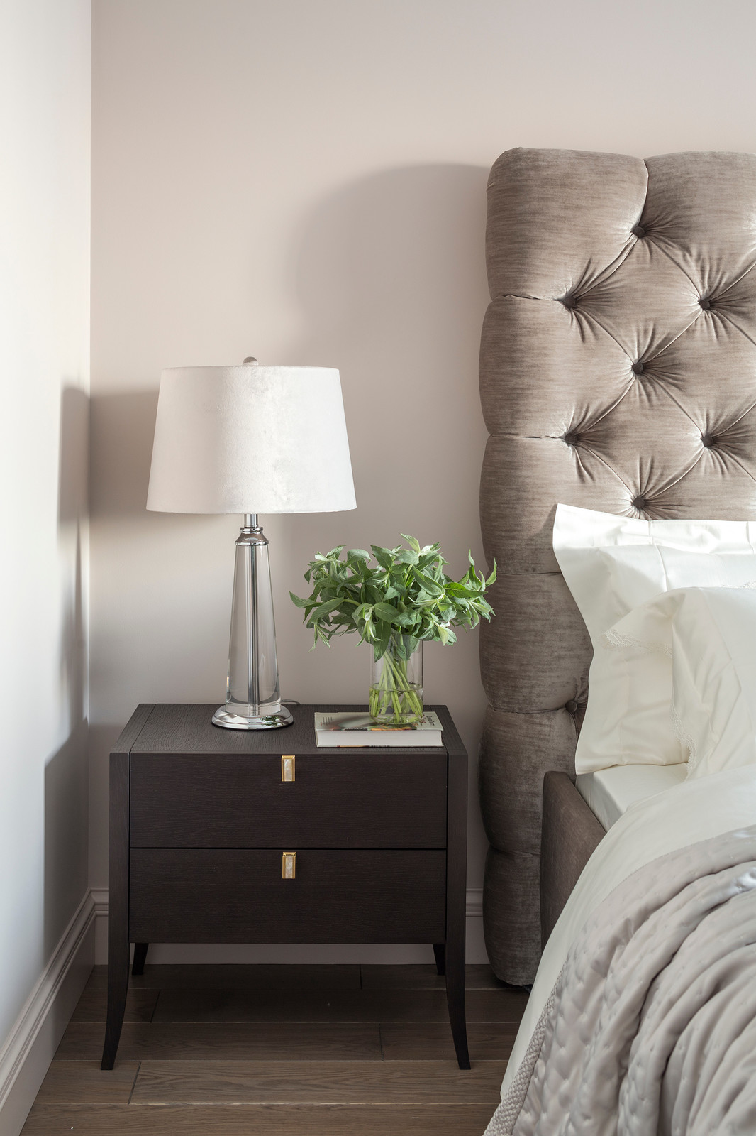 Современная классика в лиловой дымке