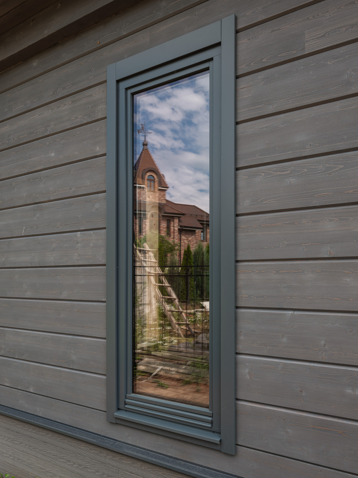 Трапецевидные окна, порталы и входные двери для современного дома