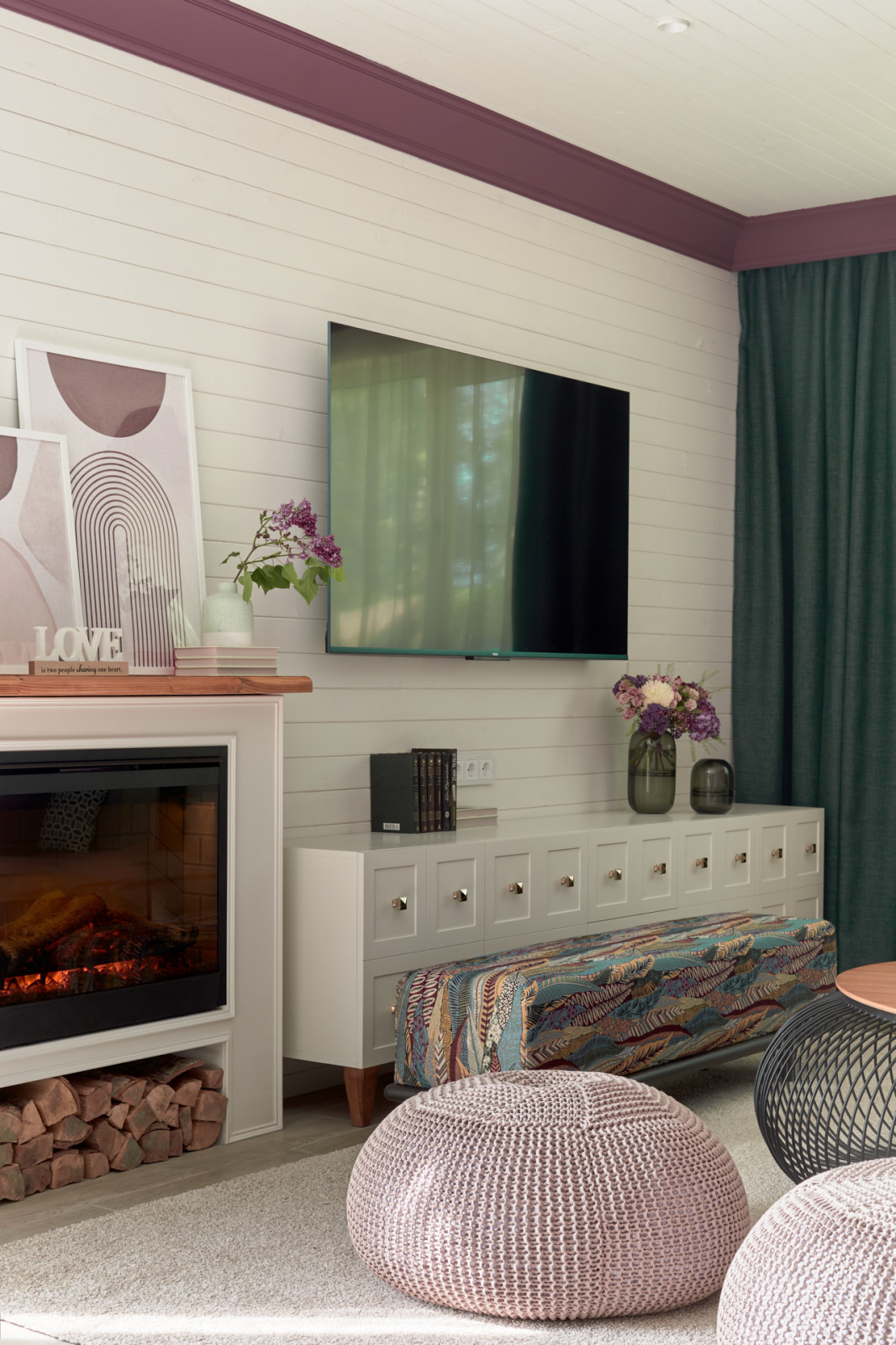 Фиолетовая гостиная-столовая