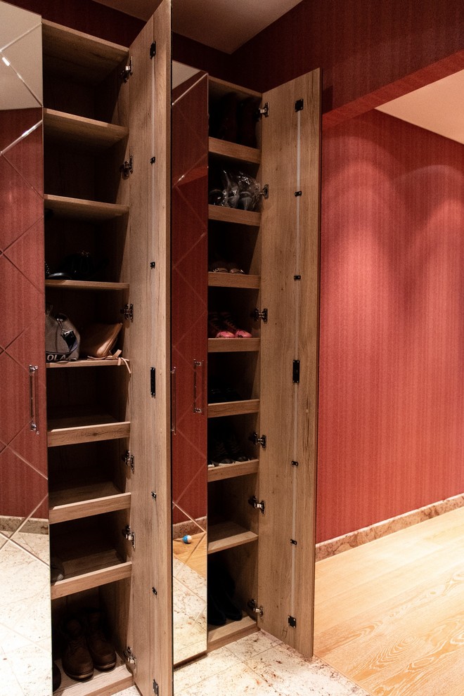 Распашной зеркальный шкаф raumplus