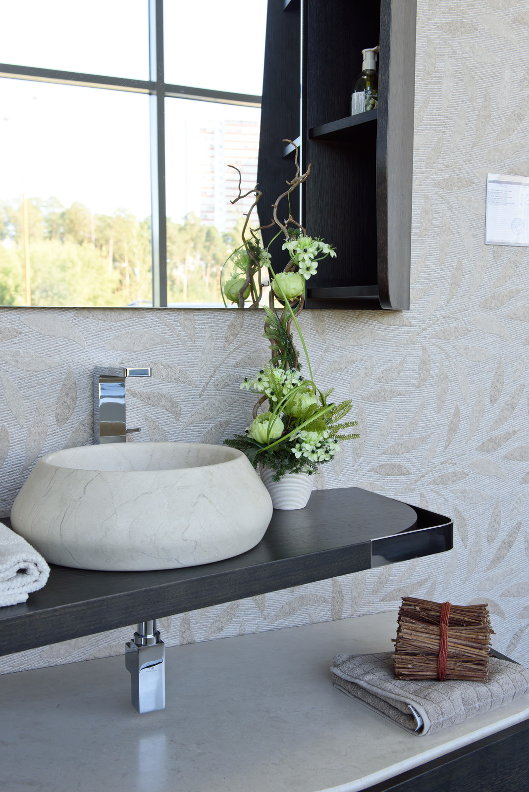 Ванная с раковиной из натурального камня