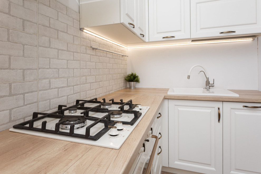 Белая кухня в стиле неоклассика