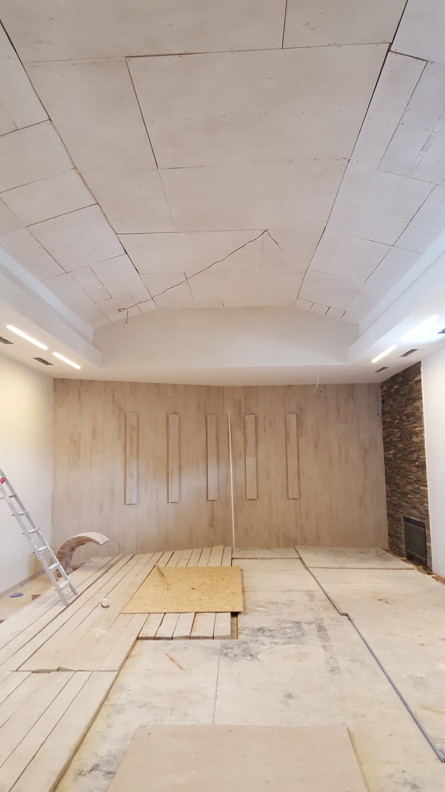 Обложка проекта: Мансардный натяжной потолок в бассейне частного дома