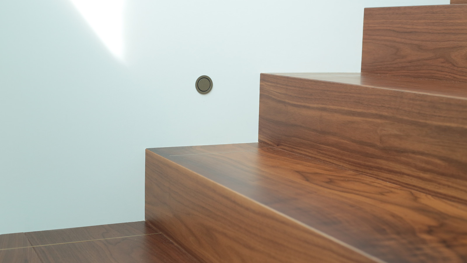 Обложка проекта: Лестница из американского ореха