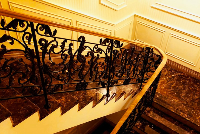 Кованные ограждения каменной лестницы