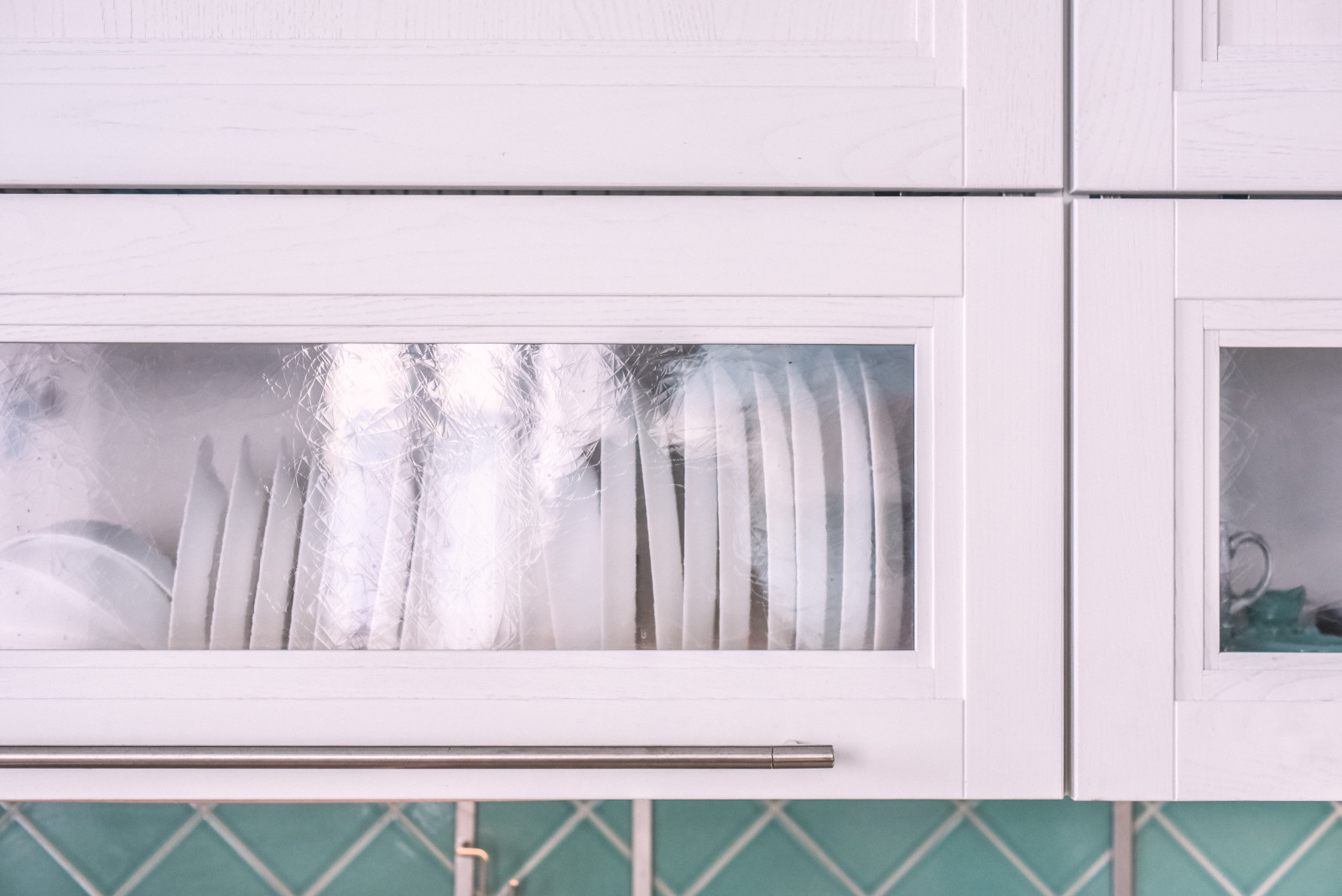 Перепланировка квартиры с радиальной фасадной стеной, авторская мозаика.