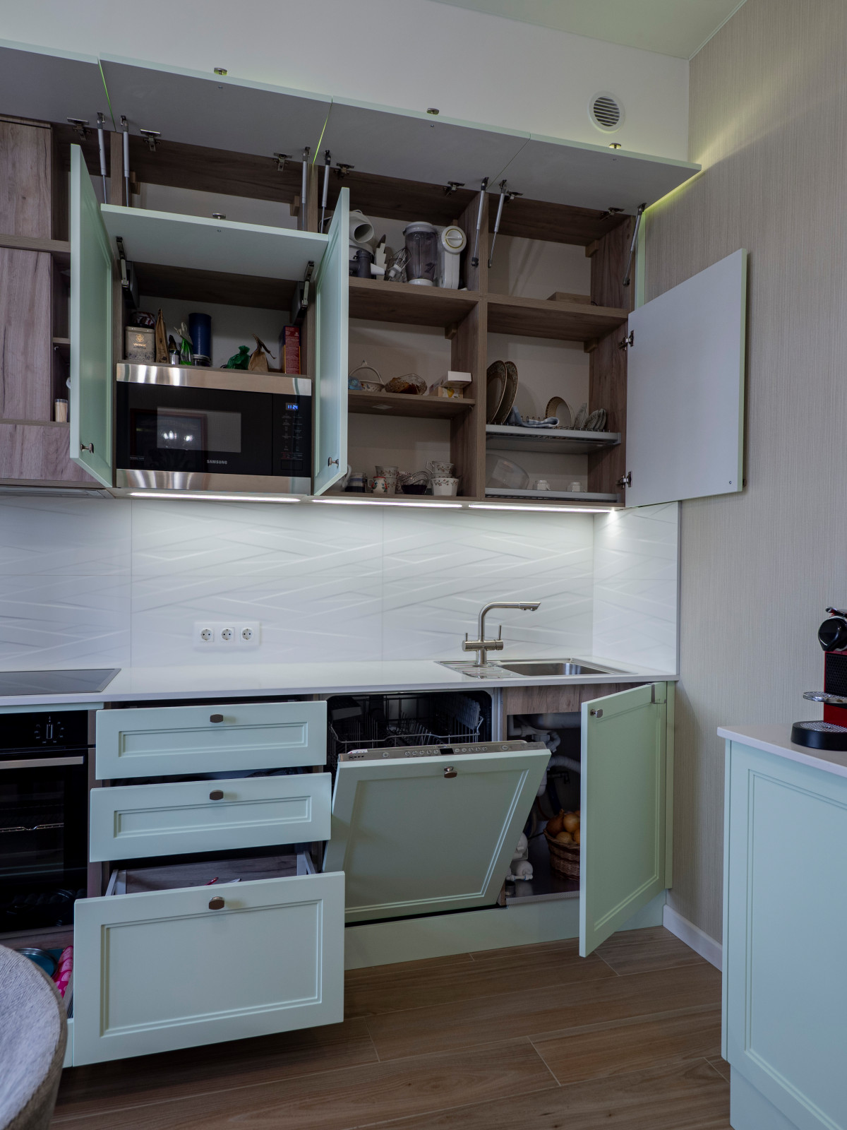 Нежная светло-мятная кухня в стиле неоклассика