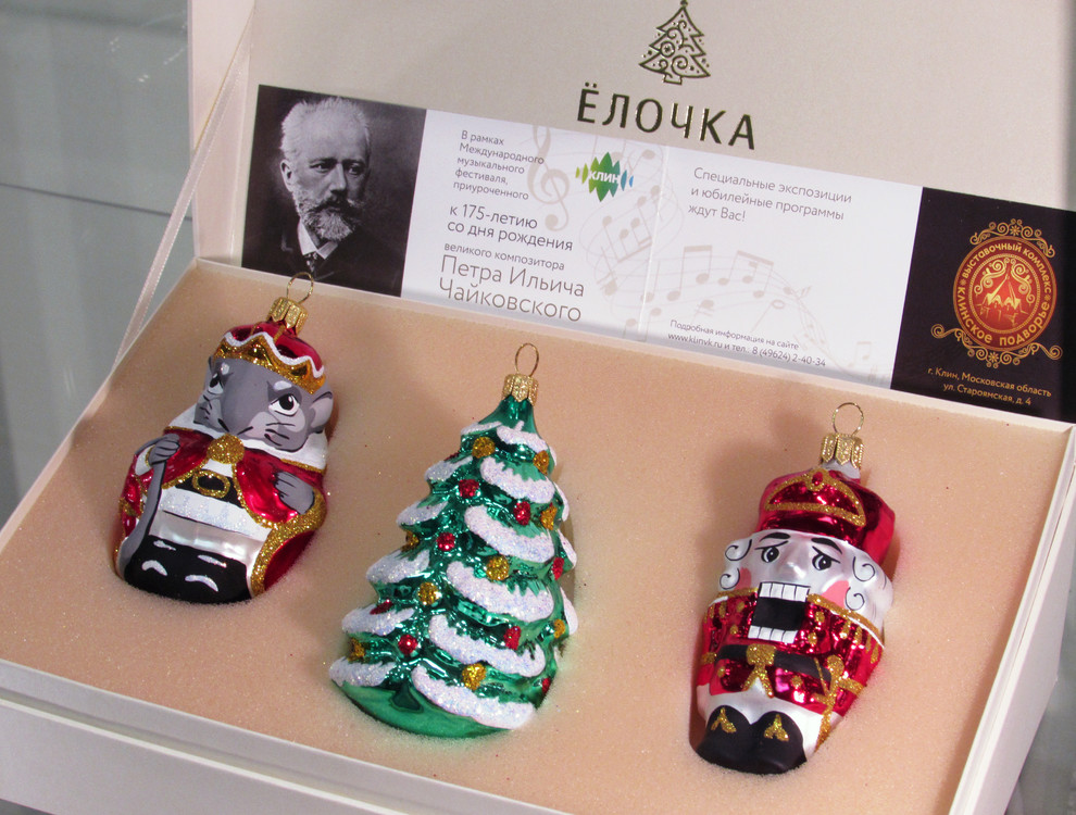 Портрет: Российские новогодние игрушки от фабрики «Елочка»