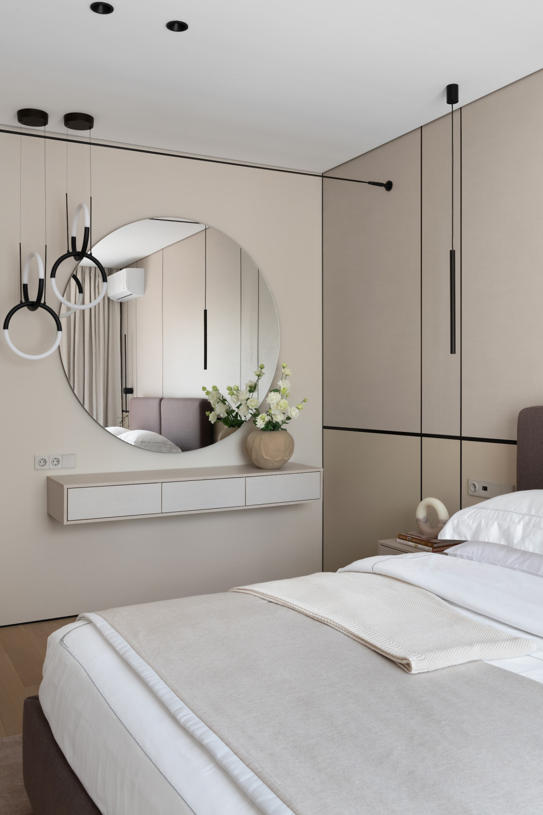 Частный дом в черно-белом цвете