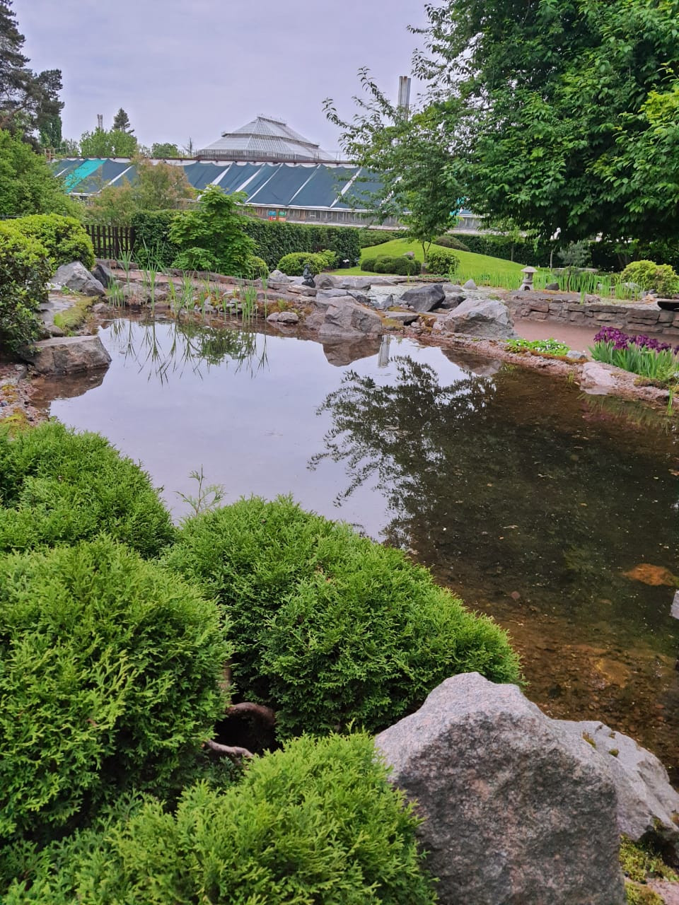 Декоративный фонтан в японском стиле в Ботаническом саду Петербурга