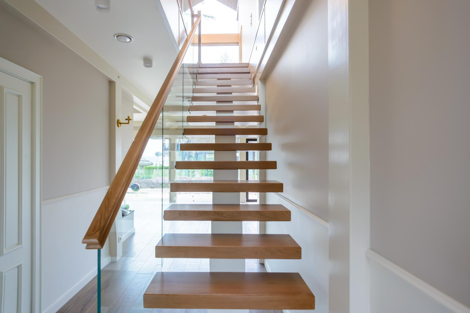 Парящая лестница на монокосоуре из массива дуба со стеклянным ограждением