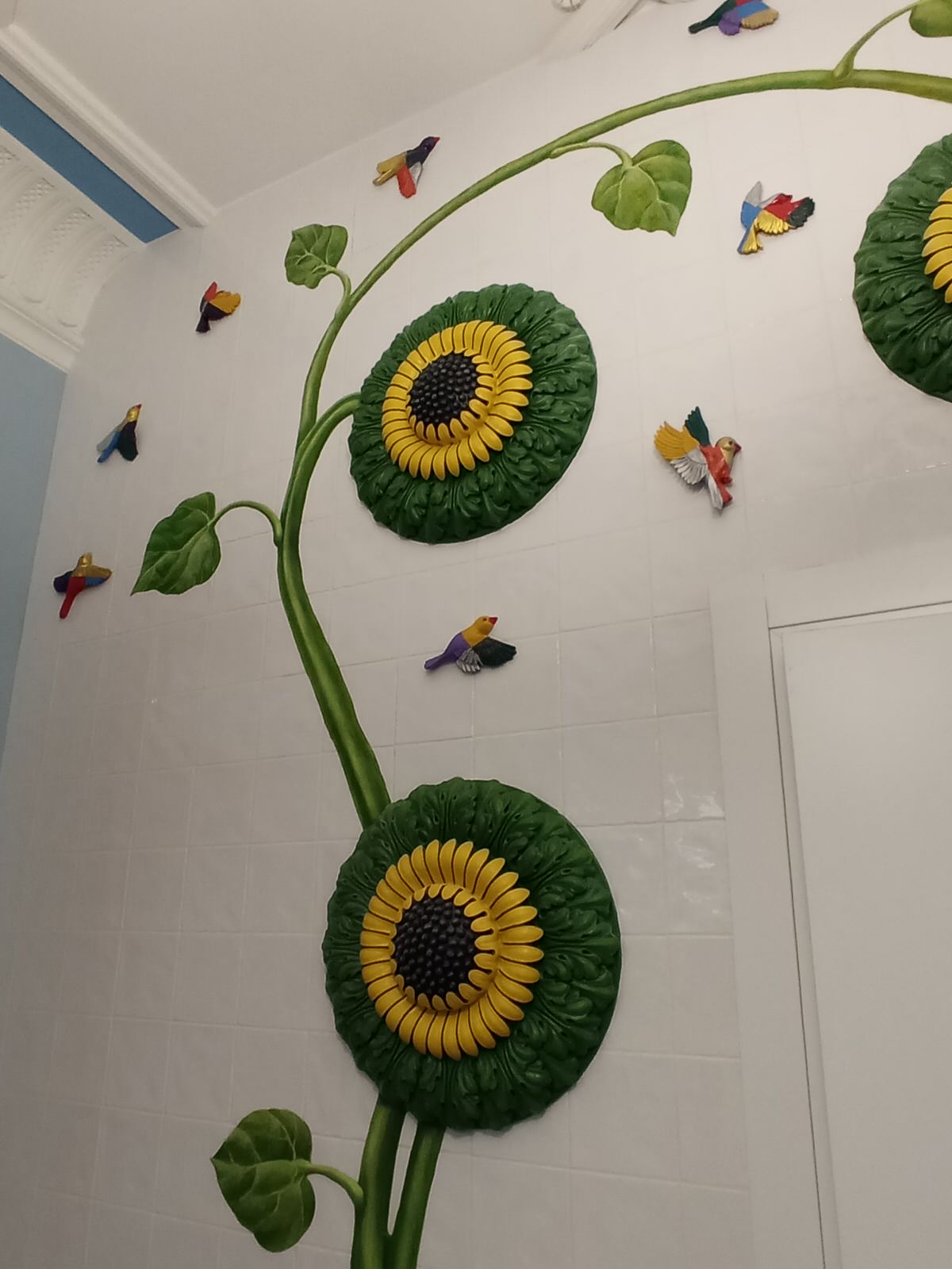 Рельефно-живописное панно в холле квартиры