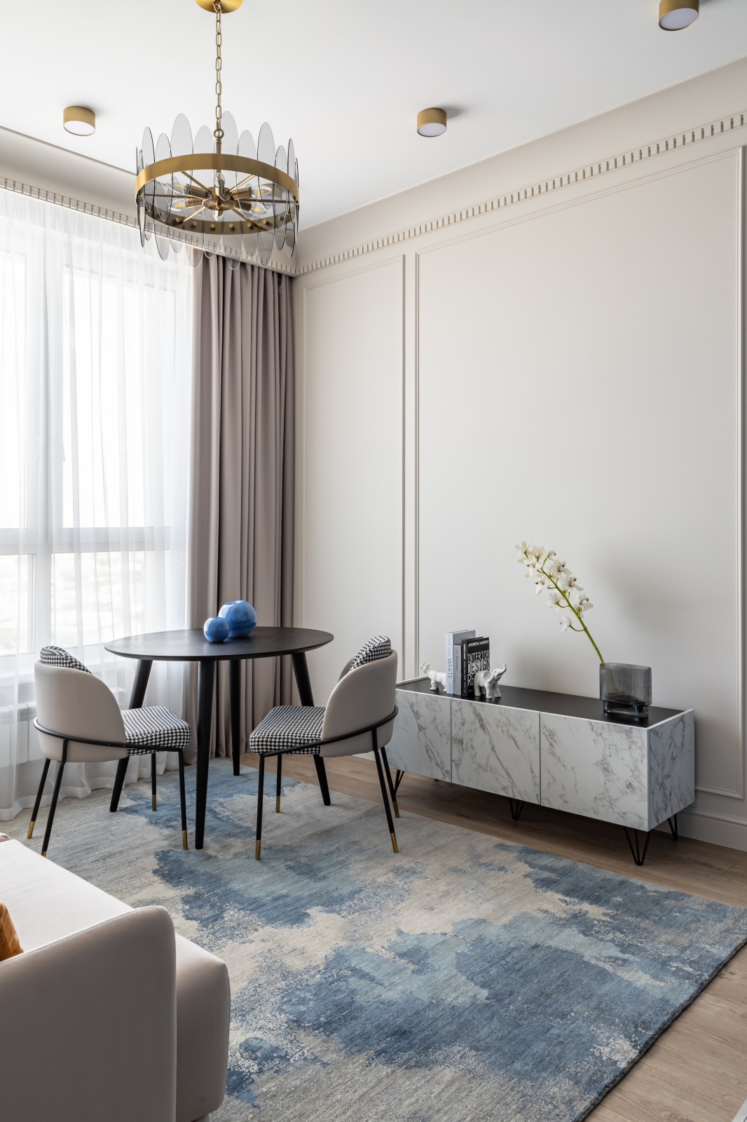 Цвет, неон и греческие богини - современная квартира 35 м² для блогера в Москве