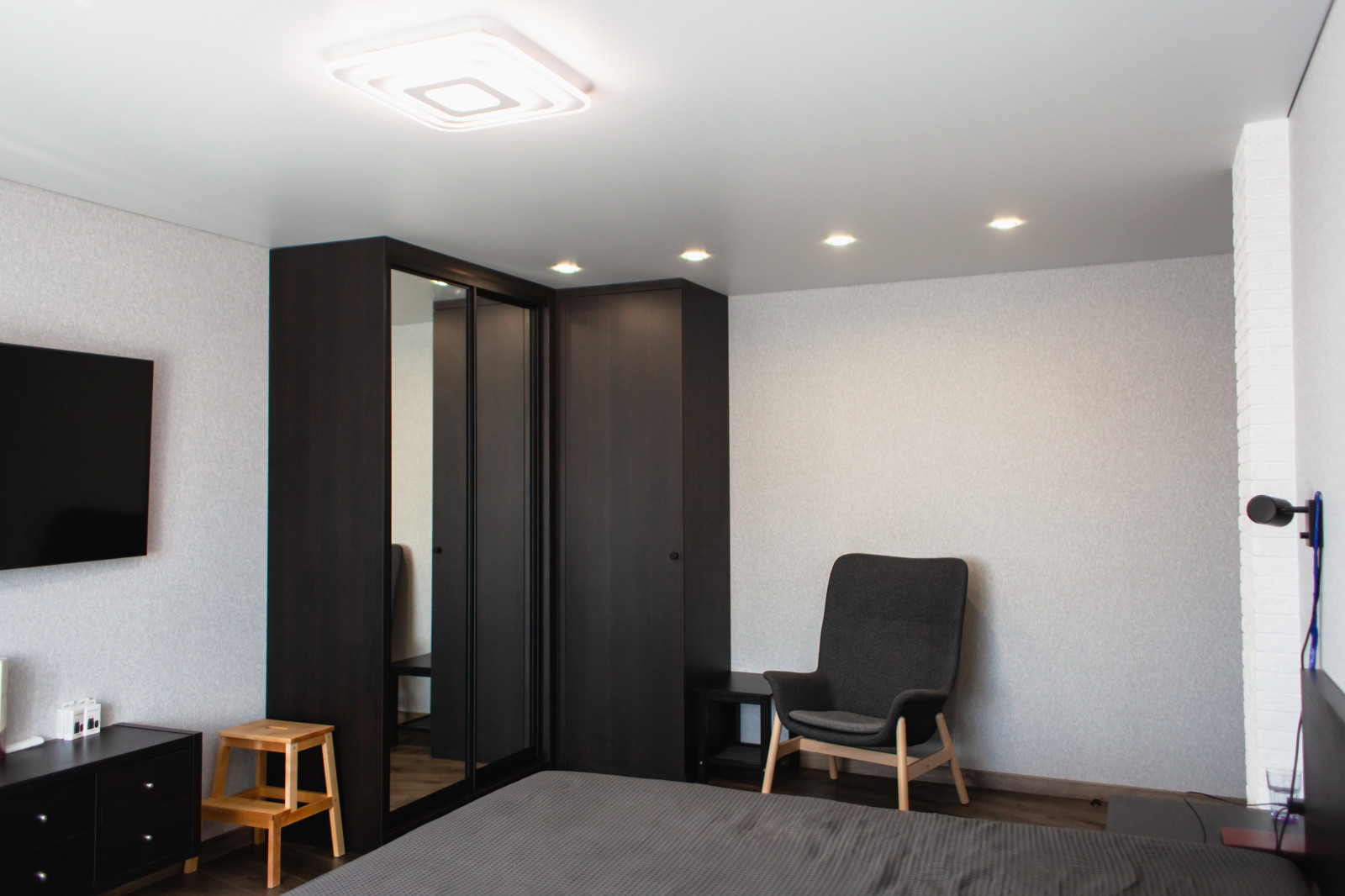 2х комнатная квартира Свиридова 14