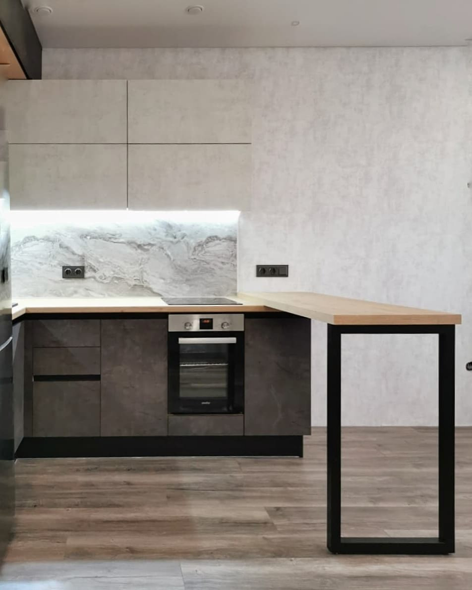 Угловая кухня белого молочного и темно-коричневого цвета с барной стойкой