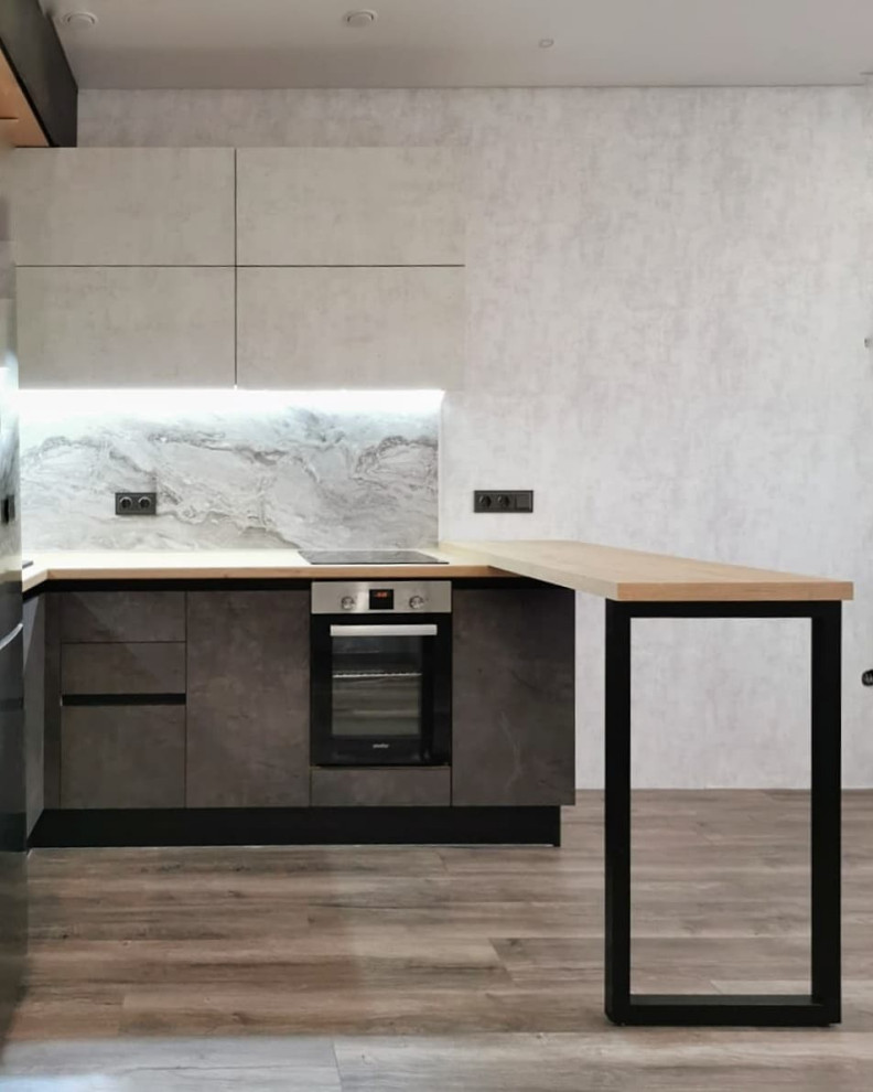 Угловая кухня белого молочного и темно-коричневого цвета с барной стойкой