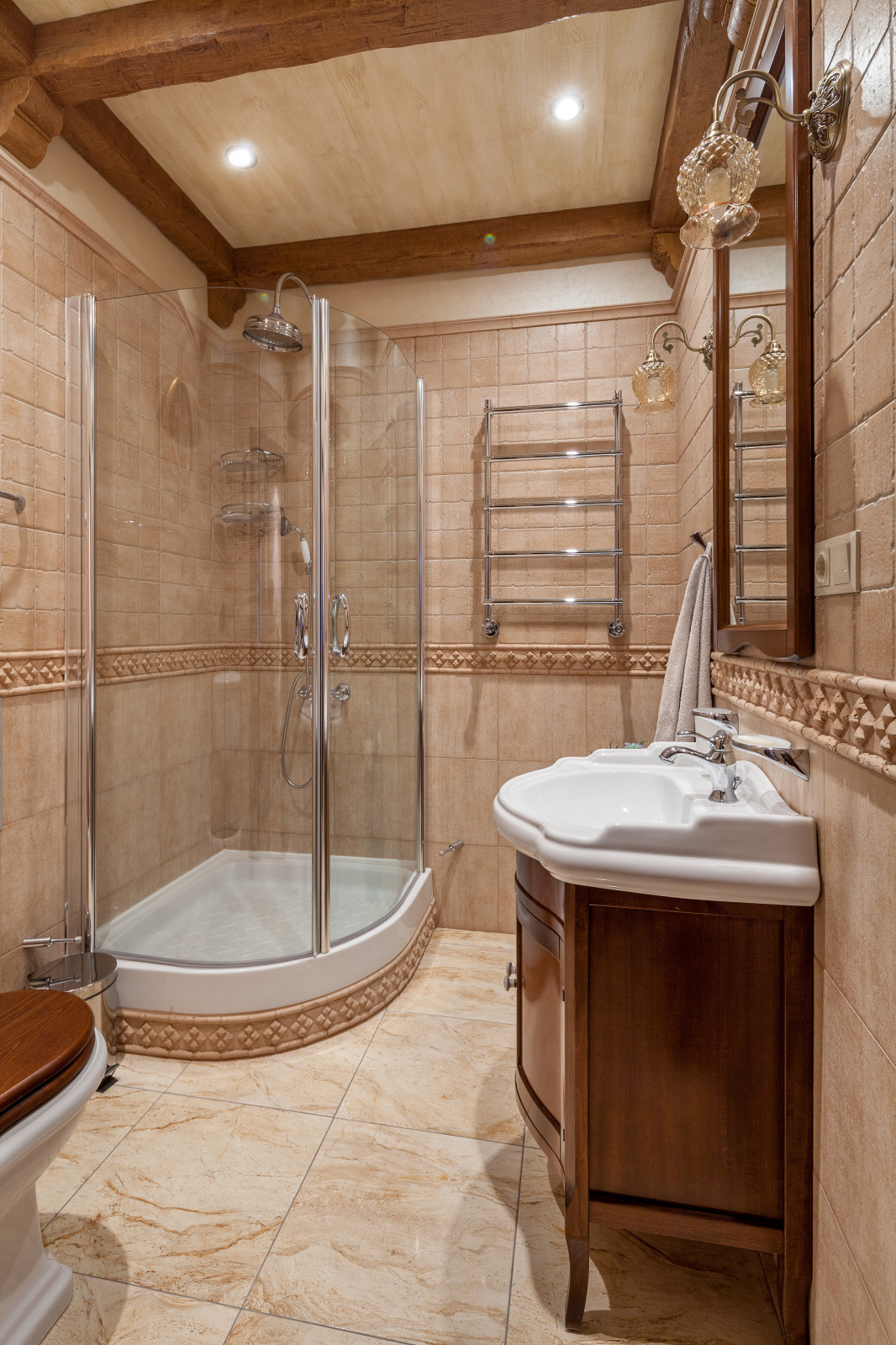 Двухэтажный дом с цокольным этажом и мансардой