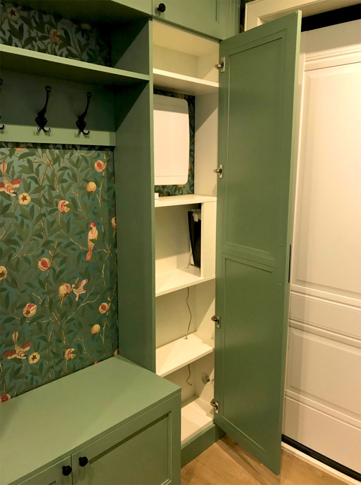 Шкаф в прихожую с жалюзийными дверцами