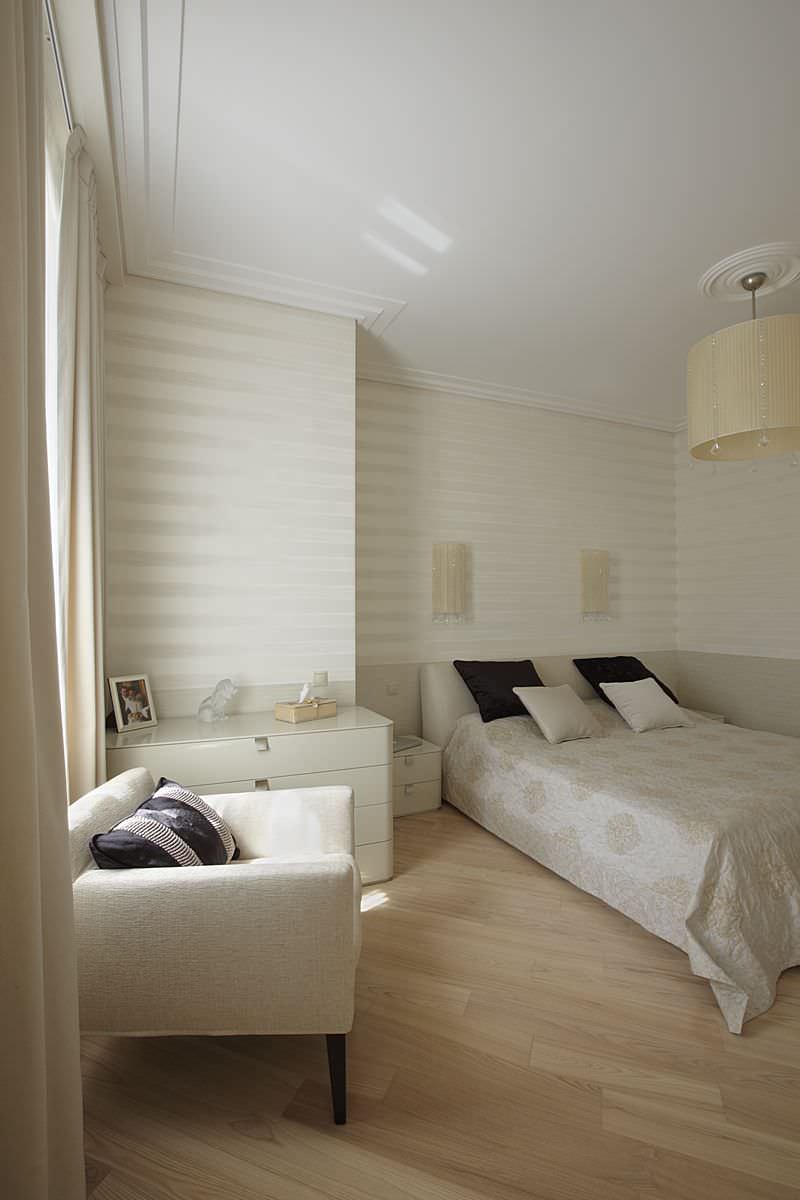 по обе стороны стекла