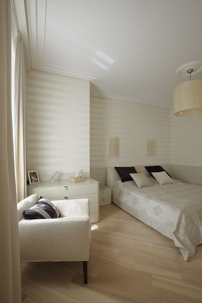 по обе стороны стекла