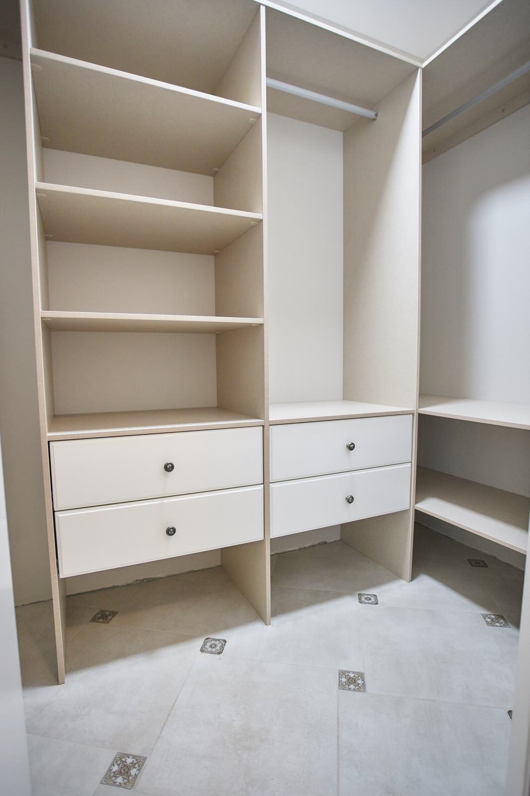 Гардеробная система классика raumplus с раздвижными и распашными дверьми