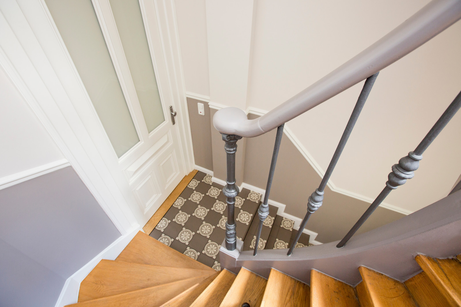 До и после: Реставрация старой лестницы в подъезде