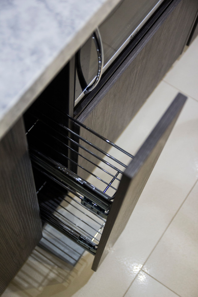 Современная кухня со шпонированными фасадами