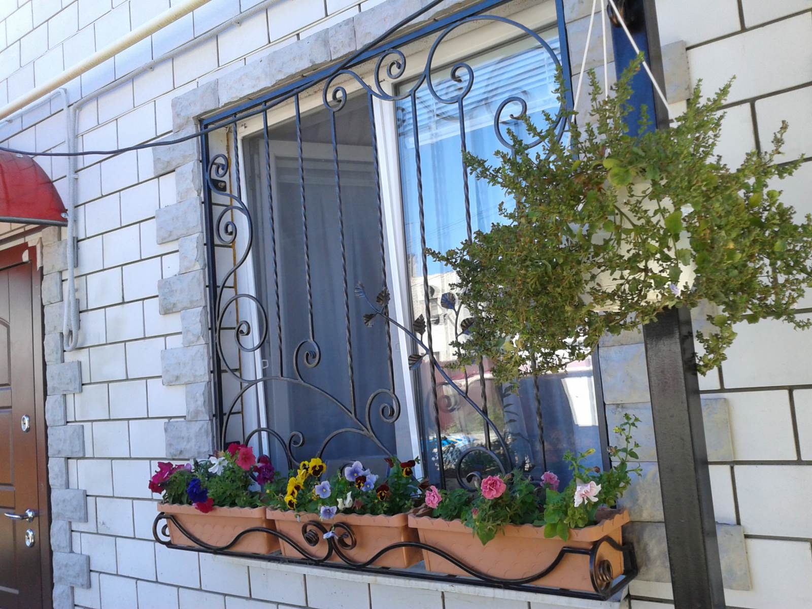 Выполнение различных кованых работ для загородного дома