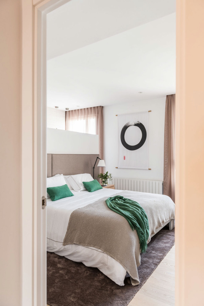 Houzz Испания: Спальня для врача с... сауной