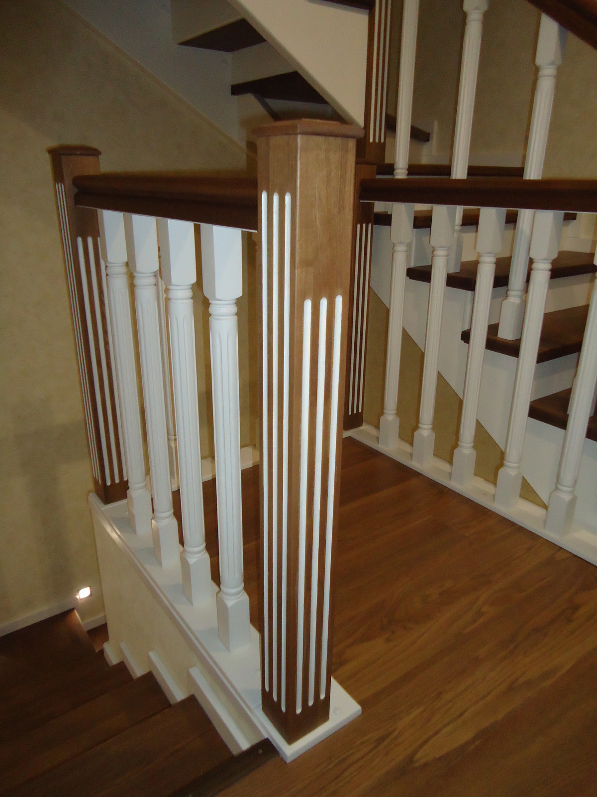 Комбинированная лестница ясень -сосна