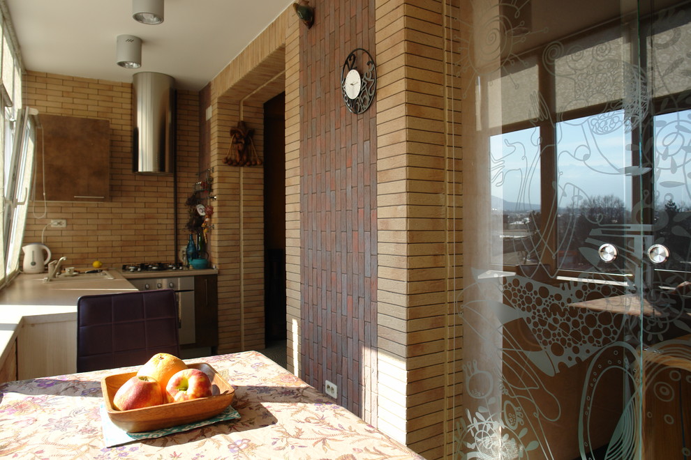 Перепланировка: из однушку в двушку с кладовкой и рабочим местом в спальне.