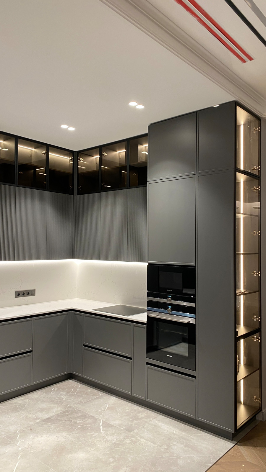 Кухня с кладовой в загородном доме