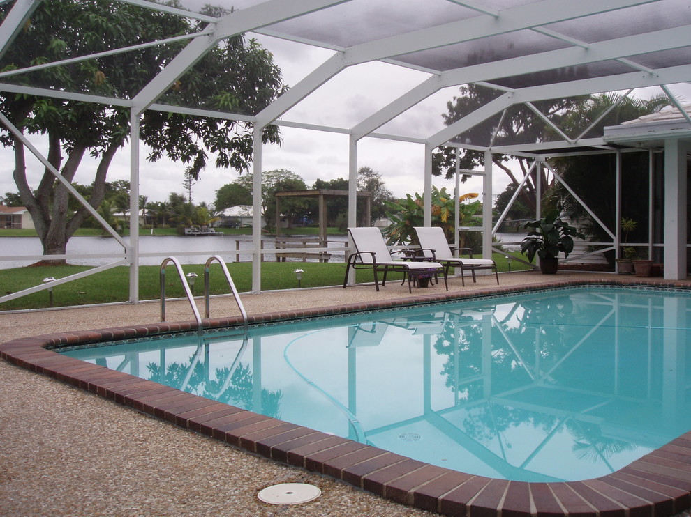 Вольер с навесом из поикарбоната для бассейна и патио